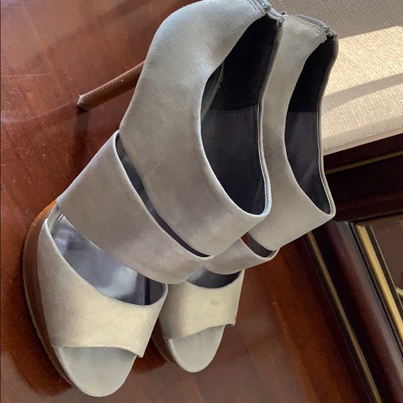 Calvin Klein silver metallic zip back high heels - Picture 2 of 8